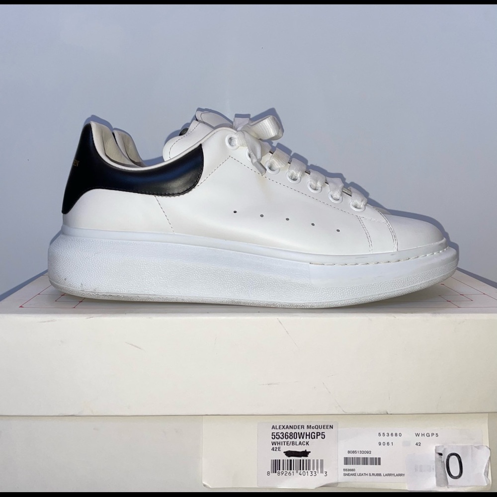 Alexander McQueen Mens oversized sneaker in White/Black.
